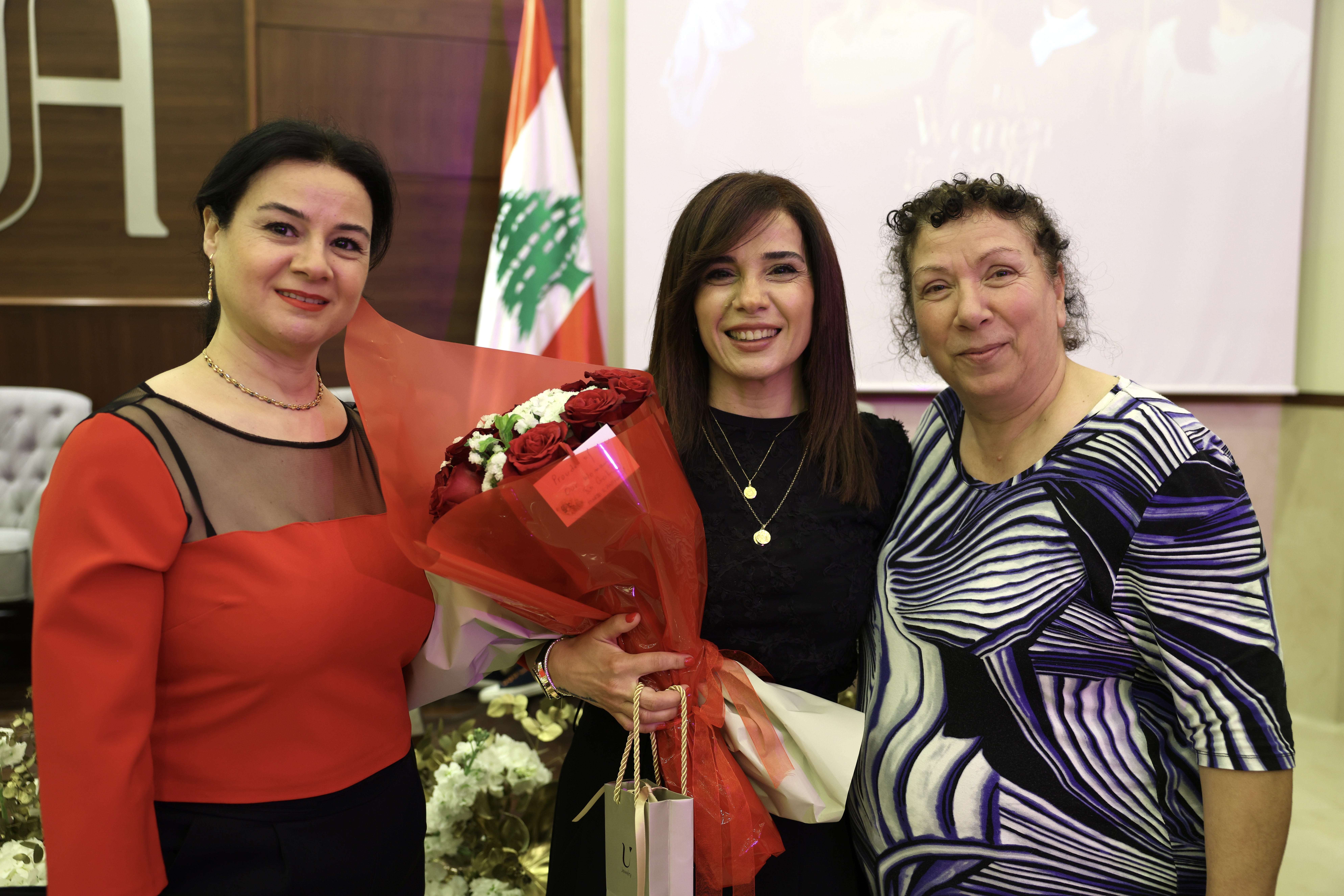 /Gallery/EnglishWebsite/News/Womeningold3/52.jpg